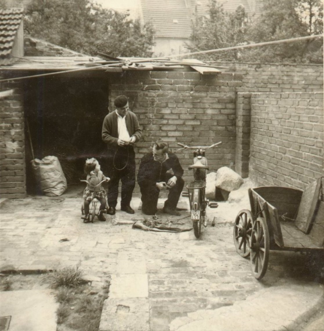 1960_bei_kurt_im_hinterhof.jpg
