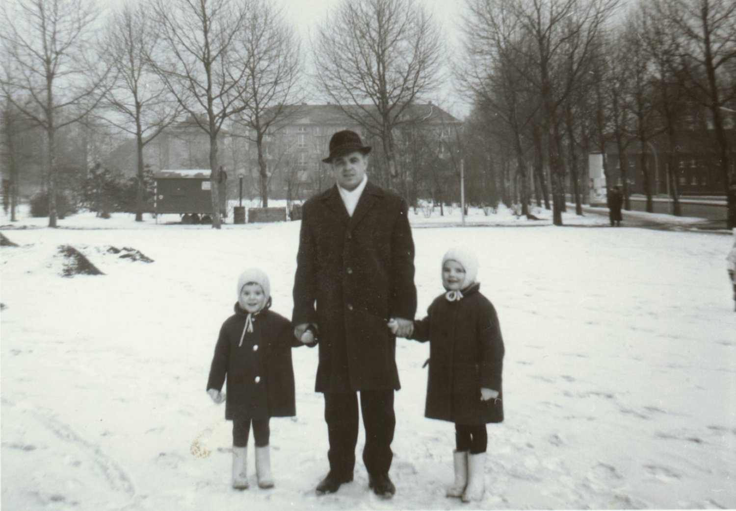 1963_engelbert_mit_den_mädchen.jpg