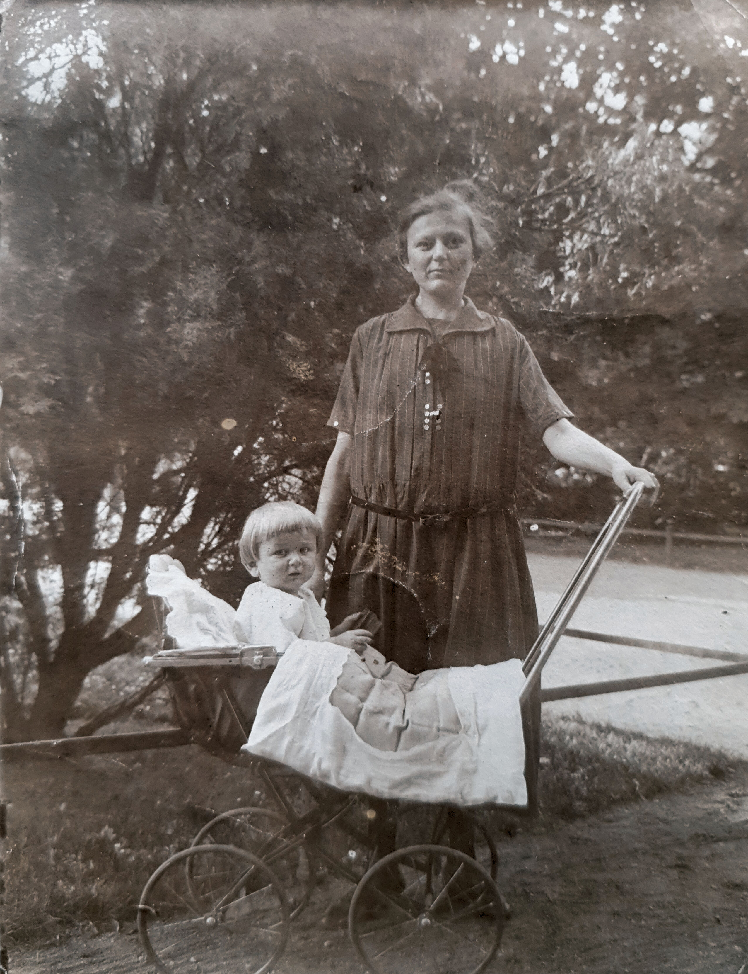1926 - Werner mit Kindermädchen Anna (Hannka)