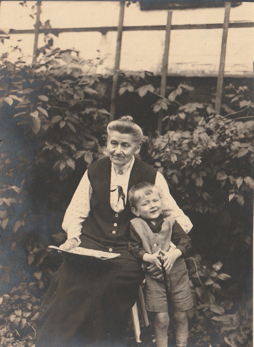 1928 - Oma Berta Schaff und Werner